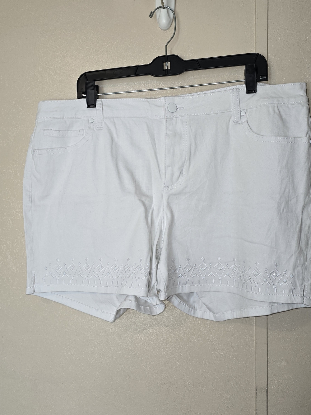 FALIS CREPEK Embroidered White Jean Shorts Waist 20 NWT